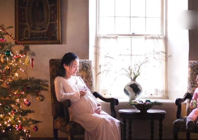 非诚勿扰女神骆琦晒近照挺二胎孕肚陪女儿过节
