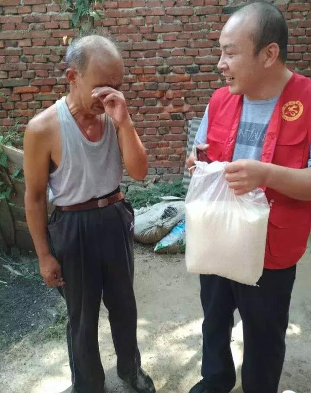 协会周年迎国庆 慰问孤寡中秋情