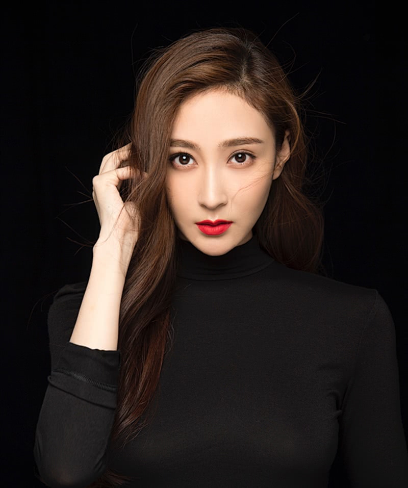 气质女星殷飞时尚写真 举手投足间尽显自信与从容