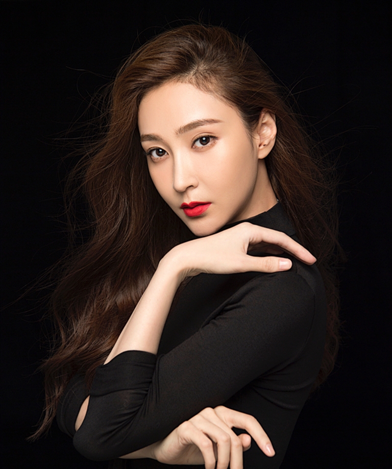 气质女星殷飞时尚写真 举手投足间尽显自信与从容
