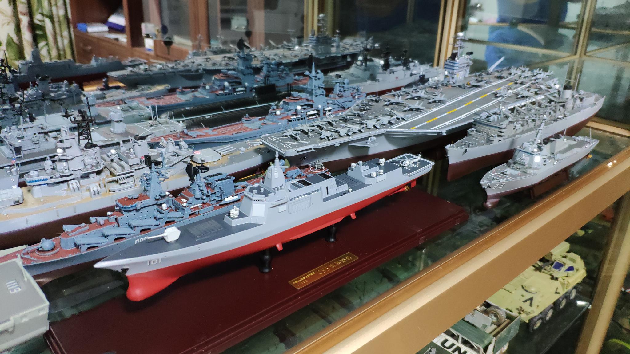 055型大型驱逐舰1\/700入列图1是把江南造船的瓶装水一起秀一下图4.5