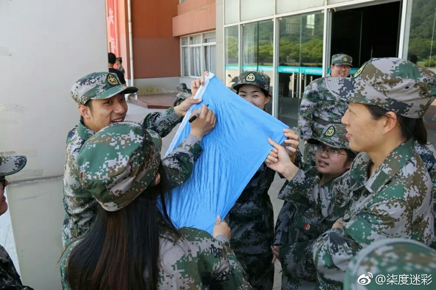 一生只有一次青春。现在,青春是用来奋斗的;将