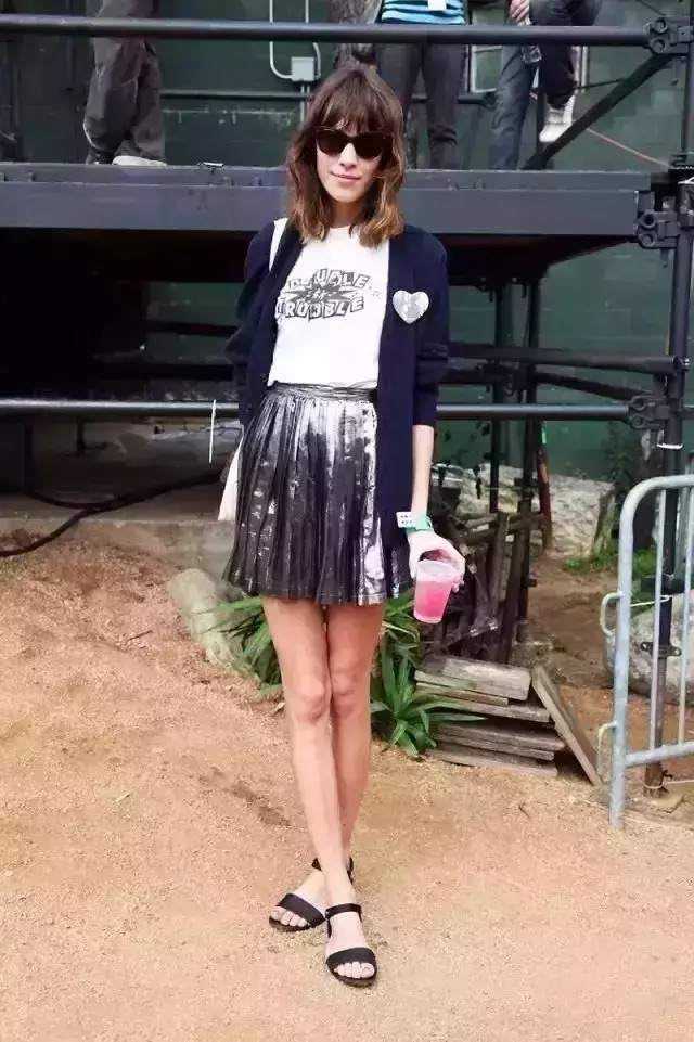 今年秋冬百褶裙又要火了,百搭又显瘦谁不喜欢