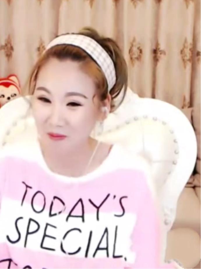 YY利哥女徒毒妇回归直播,舞帝再添猛将,整容后