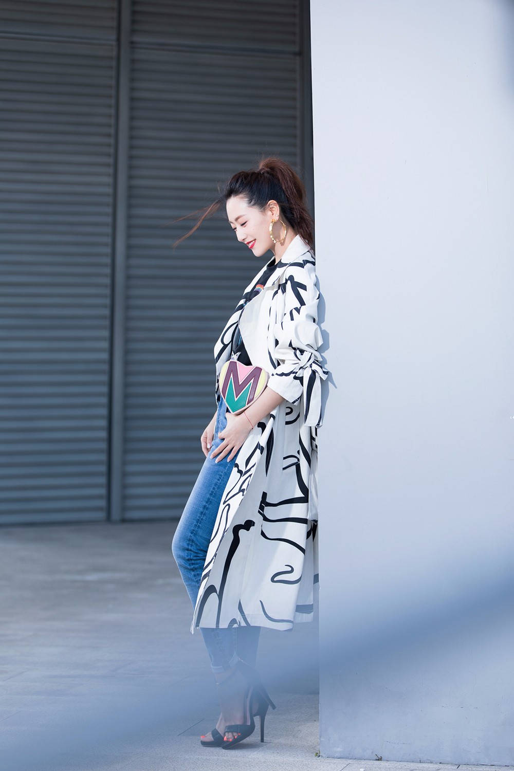 白冰春季气质写真曝光 个性穿搭演绎都市精英女