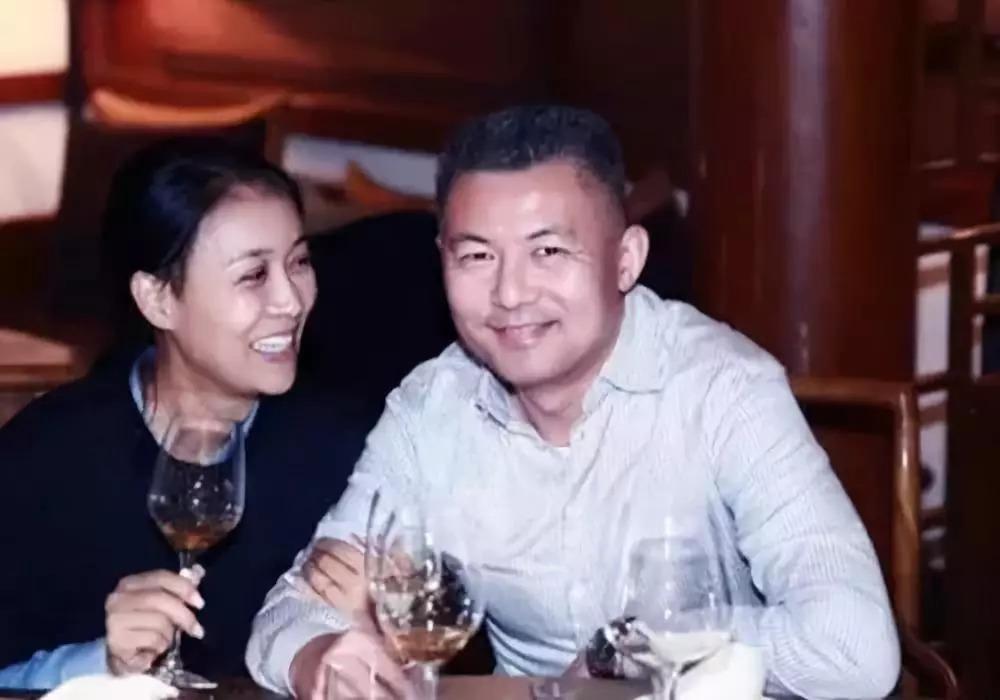 那英14岁儿子近照曝光! 皮肤黝黑身材发福! 继承妈妈审美不拘小节