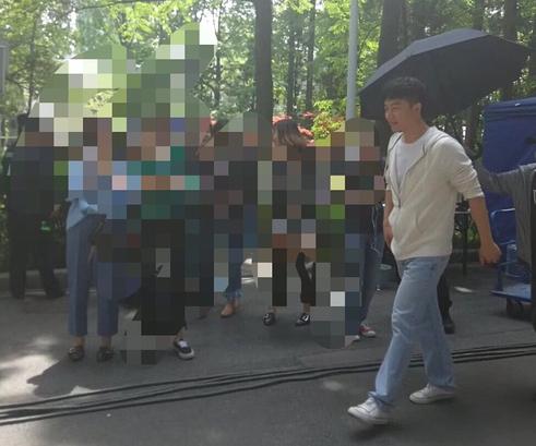 路人镜头下的黄轩身材五五分,网友吐槽:校草就