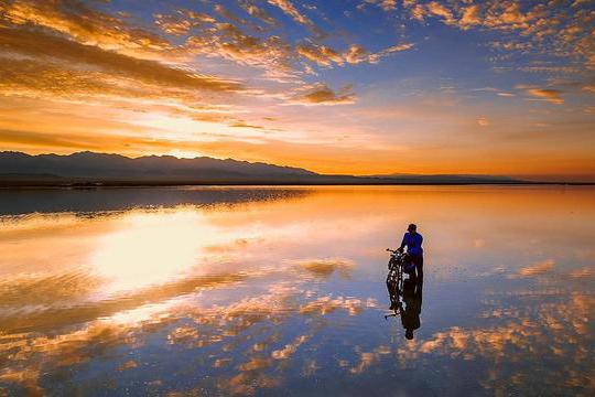 泊,像镜子一样反射一切,竟然有女人敢穿裙子去