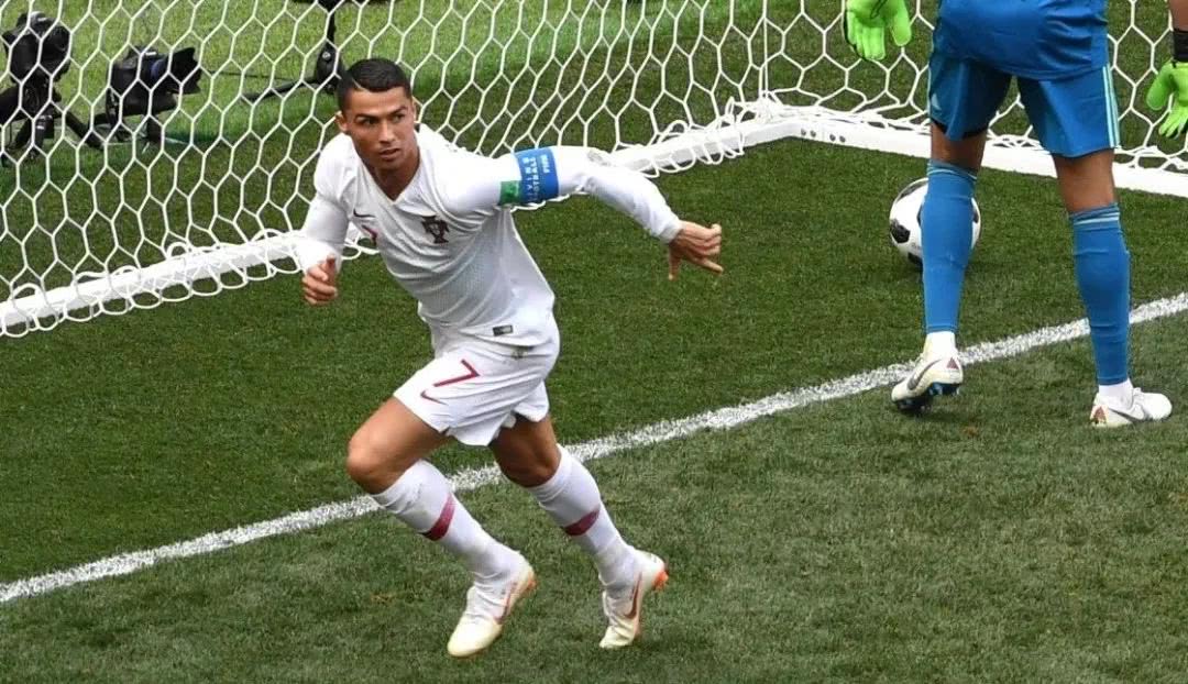 为什么C罗可以一个人扛着一支球队前进 梅西却