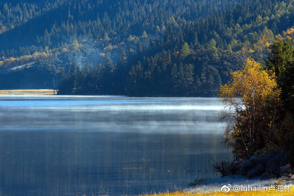 属都湖位于云南中甸普达措国家森林公园,海拔