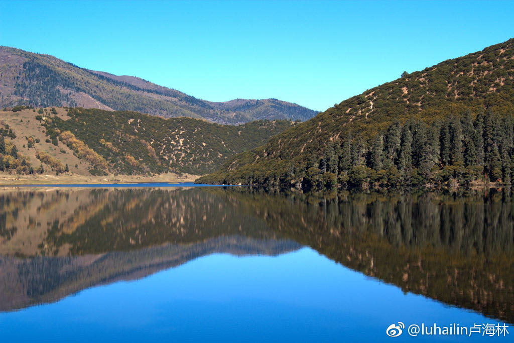 属都湖位于云南中甸普达措国家森林公园,海拔