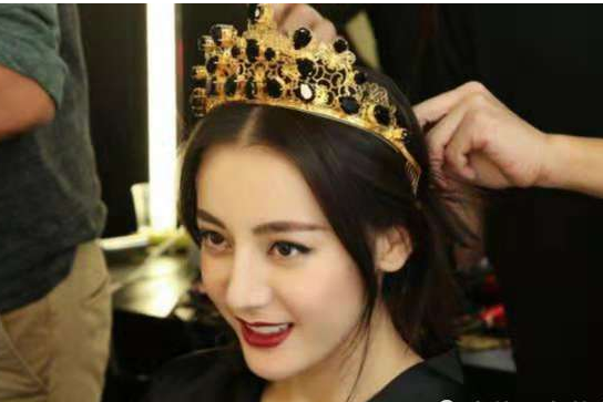 热巴被问杨幂一个月给你发多少工资?热巴想都