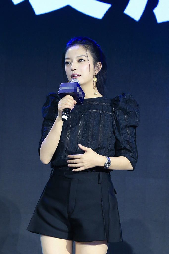 赵薇穿衬衫搭短裤, 42岁依旧少女, 这颜值再演