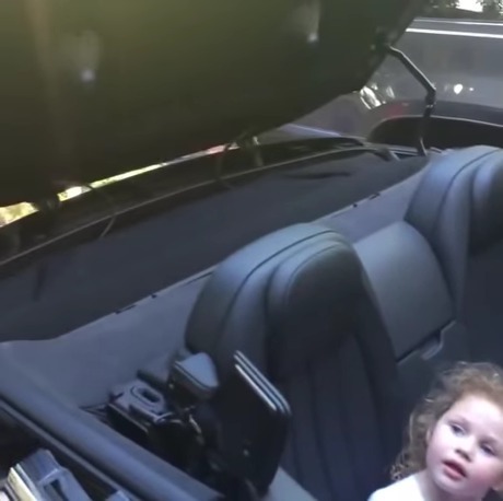 第一次做敞篷车的小姑娘以为自己要被吃掉了   ​