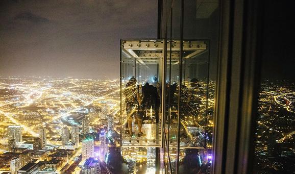 全球七大最恐怖悬空玻璃栈道 女孩拖着男友走