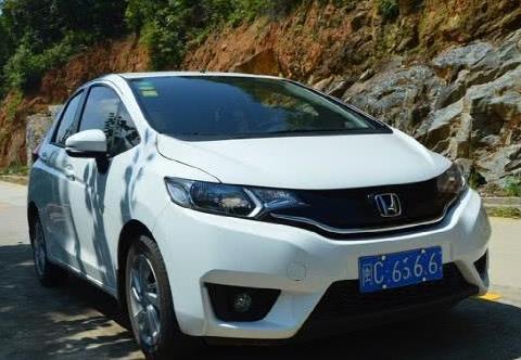 表哥刚买了宝骏310, 见我提了这车回家, 看完后他现在都不理我了