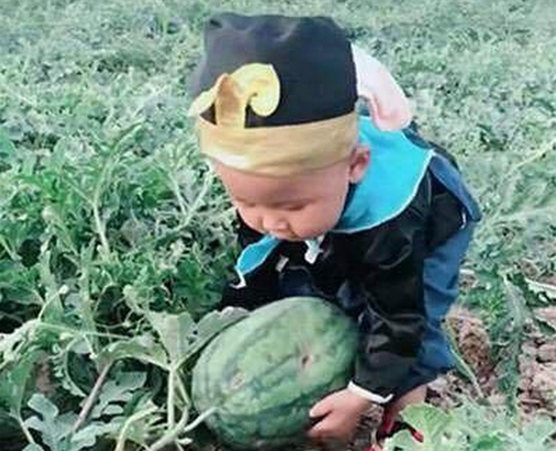 宝妈把3岁宝宝送去农村老家,一个星期后去接宝