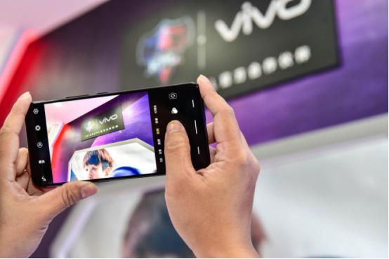 零界全面屏科技感爆表!vivo NEX 发布会现场真