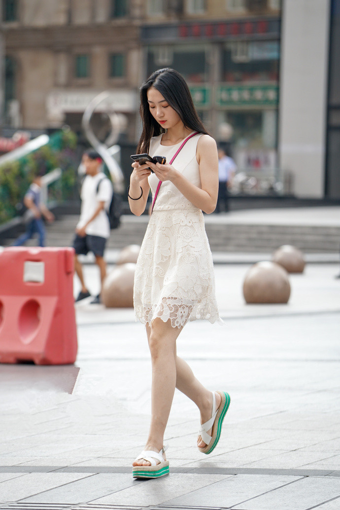 路人街拍:小姐姐的白色镂空连衣裙非常好看,厚底拖鞋撑起美腿