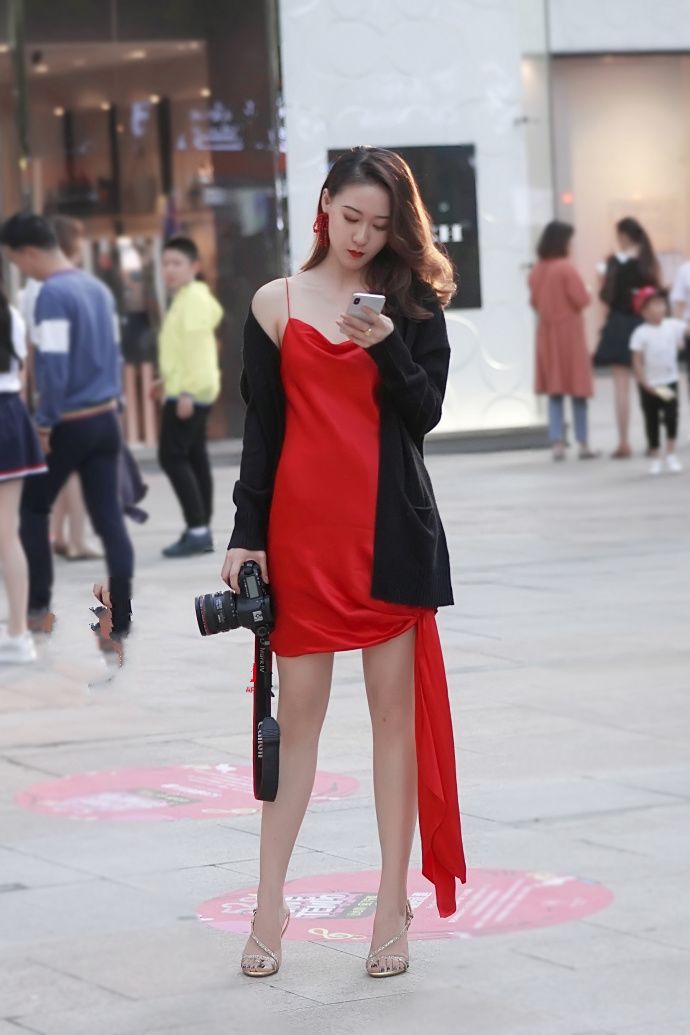 街拍:红色吊带连衣裙搭配高跟鞋,尽显女人的高