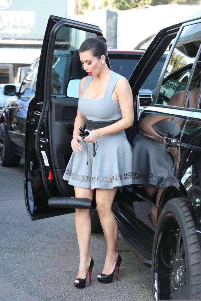 外国美女穿裹胸裙出门优雅的弯腰礼,请告诉我她的名字