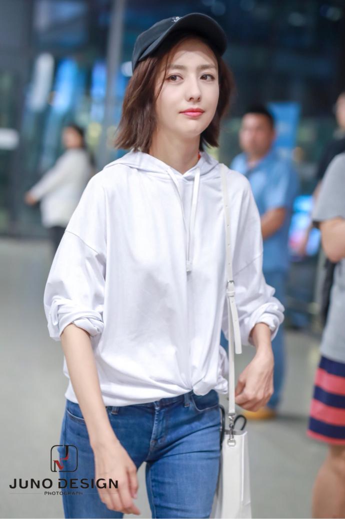 佟丽娅现身机场, 卫衣搭配牛仔裤辣妈美回了少女, 网友: 真会穿!