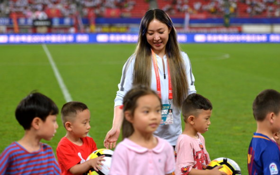 贵州恒丰俱乐部美女老总文筱婷,参加足协杯的