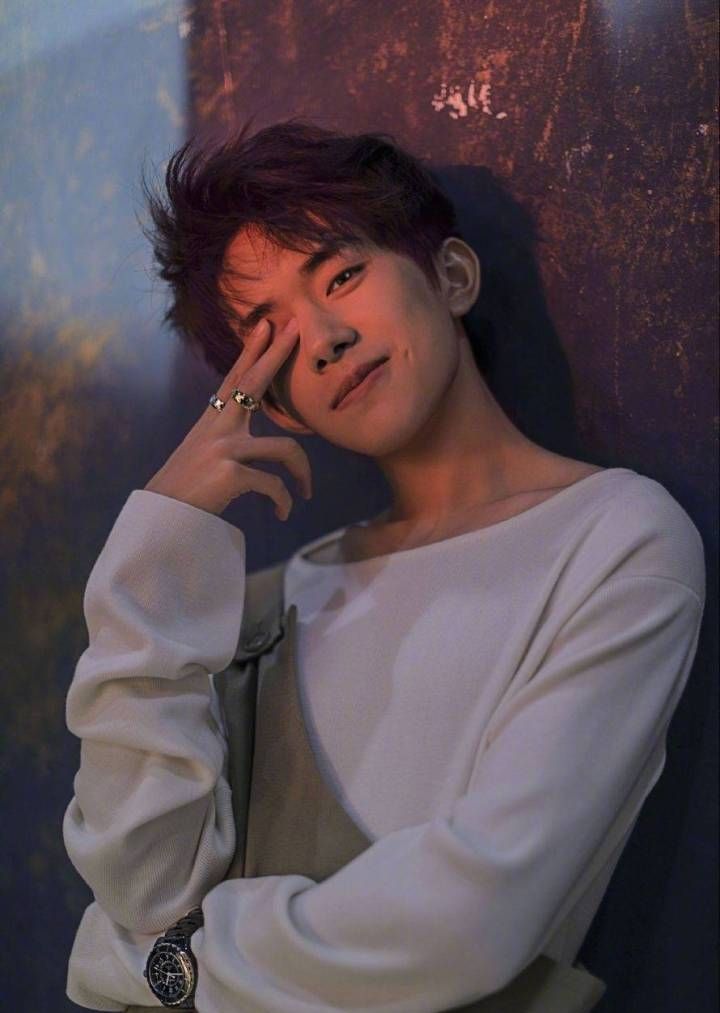 易烊千玺梨涡浅笑写真