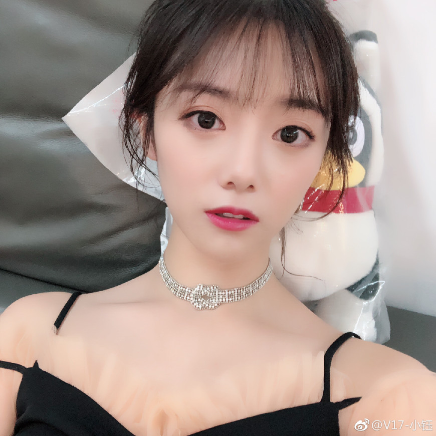 余霜直播时不慎说漏嘴,Rookie和小钰正在谈恋