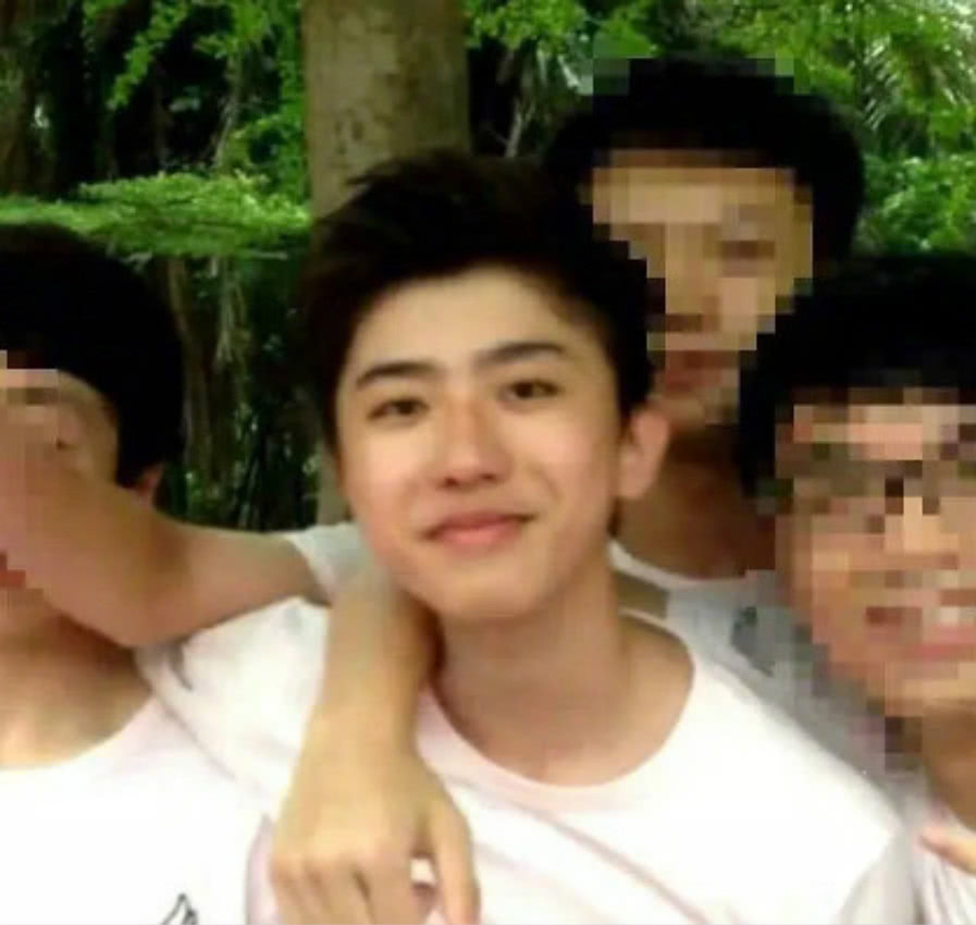 蔡徐坤粉丝发童年照反击整容,网友:差距太大了!