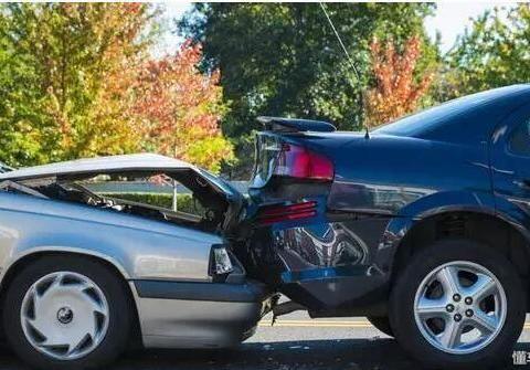 追尾每天都在发生，为什么豪车很少追尾？答案原 来如此