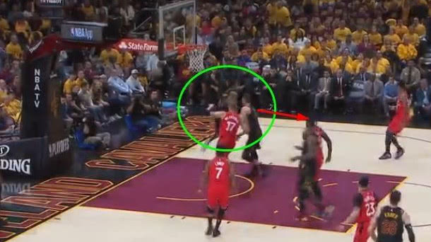 詹姆斯传球给篮下JR,J的R却运球到三分线外,稳