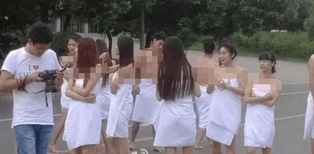 大学生裹浴巾毕业照走红，女生大秀身材，网友的评论神了！