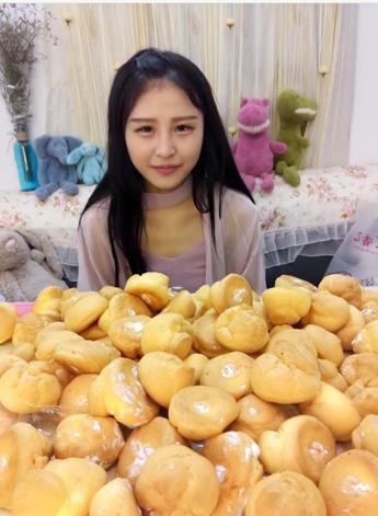 抖音莉哥不化妆没法看?看到快手吃货一姐猫妹