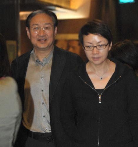 57岁宋丹丹一家近照:三婚丈夫身价过亿,她待继