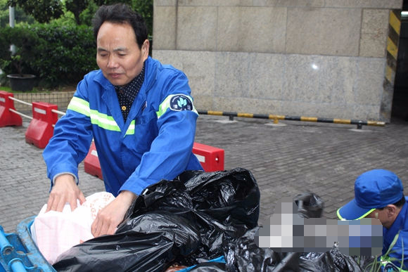 生活大怪圈：環(huán)衛(wèi)工半個小時從4噸垃圾中找回丟失的2克拉鉆戒