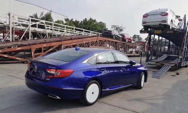 第十代雅阁终于大军压境，上千台停满广场，这仗势太吓人了