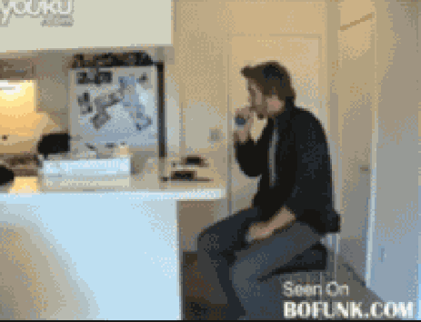 搞笑gif:自产自饮,解释服不服