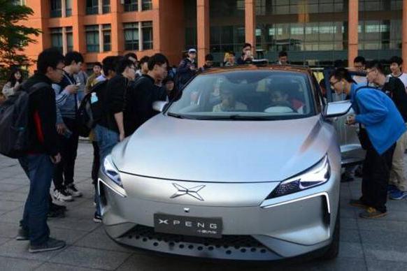 中国小鹏汽车，叫板美国特斯拉！豪华纯电动汽车只要十万元！