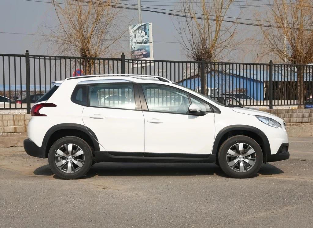 11万不买C3！标致新车比锐界漂亮，配1.2T＋6AT马力136油耗5.4