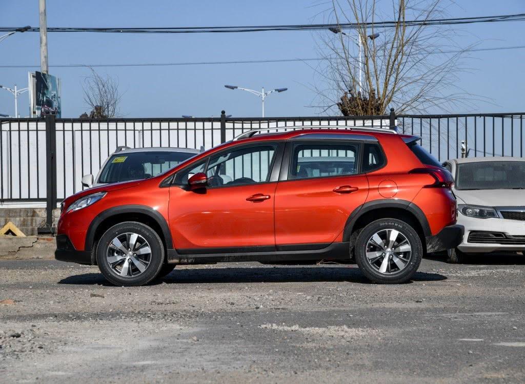 轴距1.3吨，轴距2.54米，配6AT油耗5.4，操控比缤智精准！