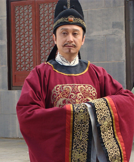 曾演郑爽的爸爸,经常演外国角色,一人演《神断