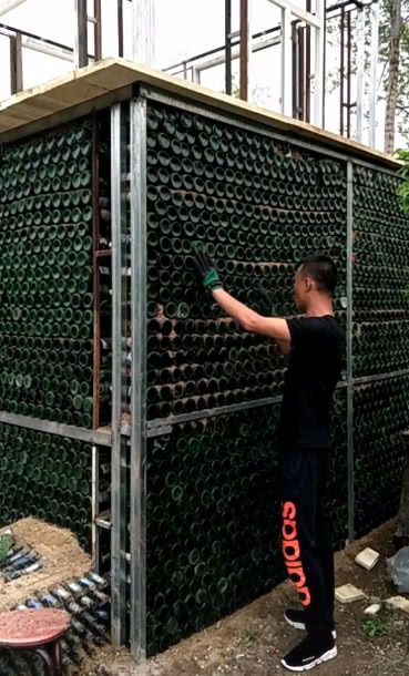 酒瓶哥,用十万个空啤酒瓶造两层小洋楼,如今靠