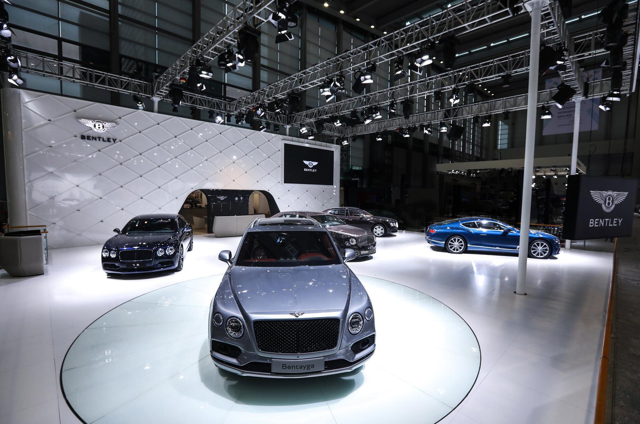 白话车事件：宾利添越V8华南首秀，豪华阵容亮相深港澳车展。