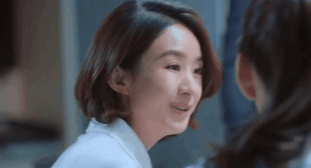 赵丽颖微博转发过亿, 眼睛变好小, 网友大呼认不