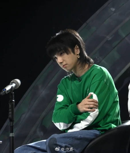 华晨宇 胃疼 花花经常捂着肚子,是不是胃疼了,要