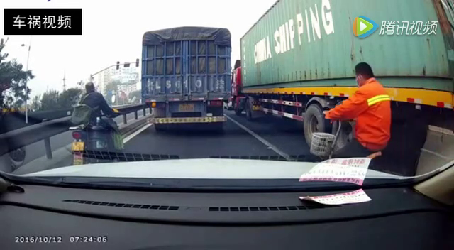 电动车敢在两辆大货车之间穿插，最后才知道后悔