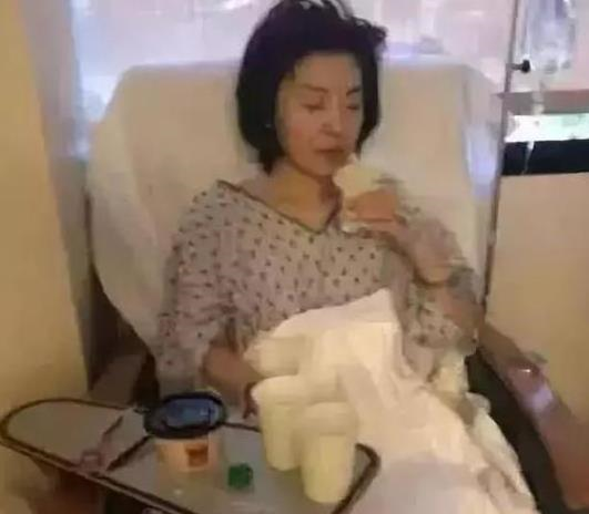 49岁陈红近照无人识，曾几乎瘫痪靠未成年儿子养命，只因看走眼