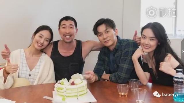 李晨公开露面瘦脱相:眼窝深陷情绪低落，偷摘婚戒眉头紧锁