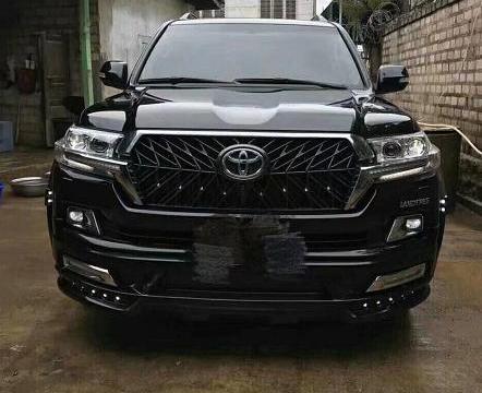 路边偶遇一辆全新的柴油版兰德酷路泽，车主坦言应该是国内首批车